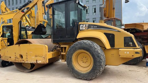 원래 색상 사용된 Caterpillar CS-683E 싱글 드럼 도로 롤러